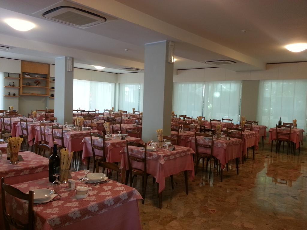 Hotel Irene Риччоне Екстер'єр фото