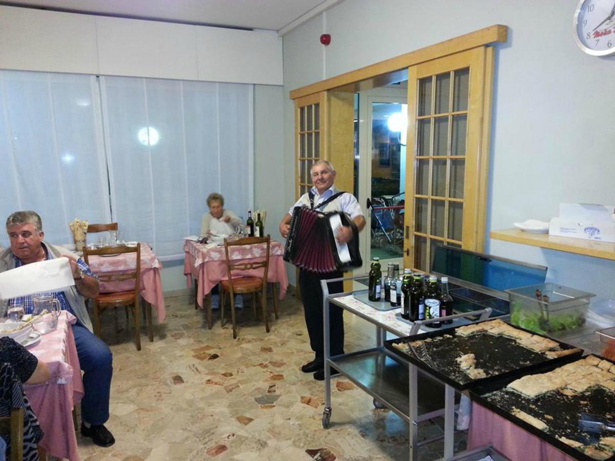 Hotel Irene Риччоне Екстер'єр фото