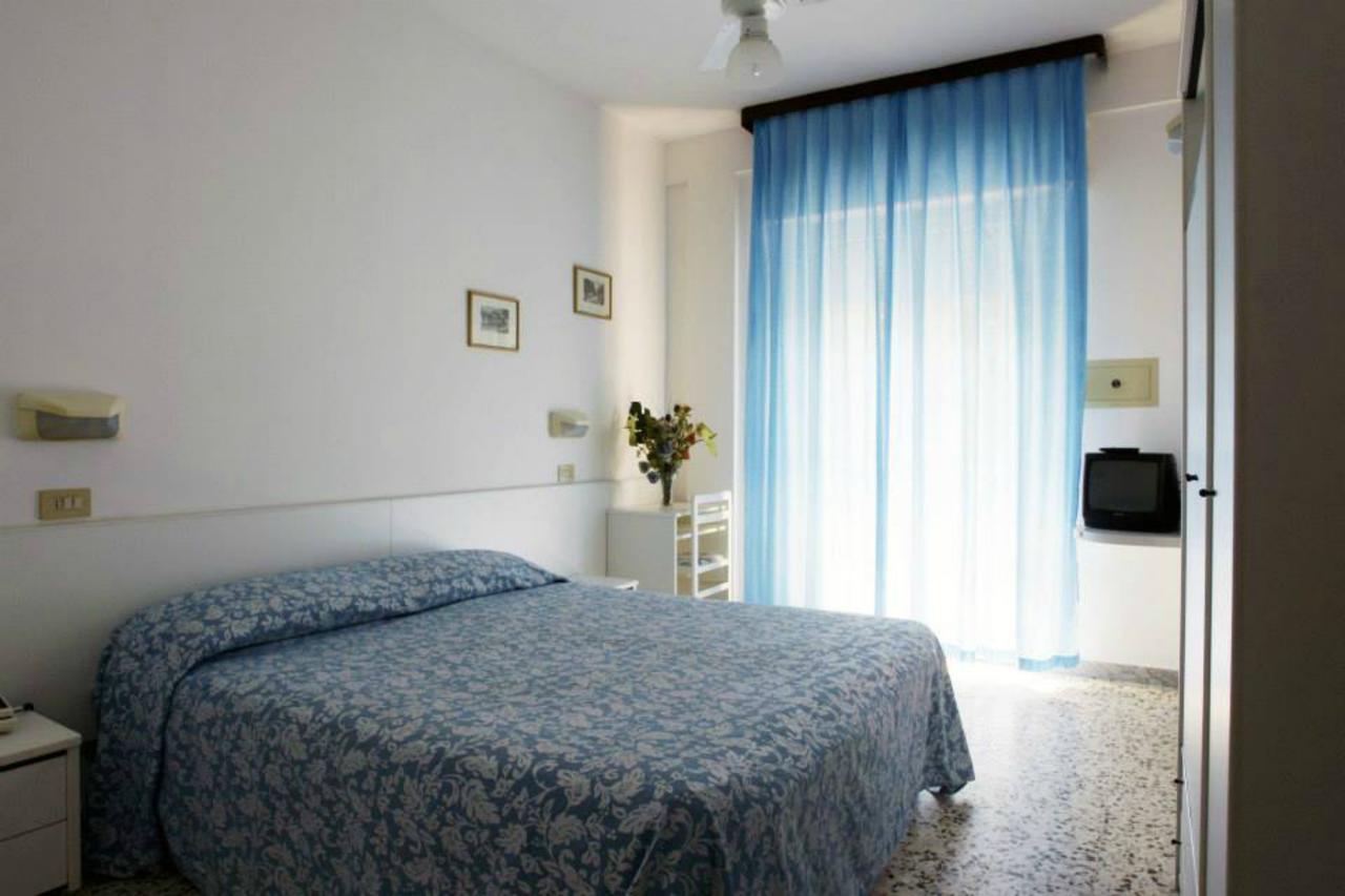 Hotel Irene Риччоне Екстер'єр фото